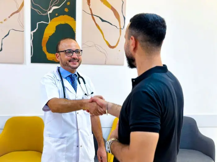 dr alami youssef cardiologue fes saluant le patient apres sa consultation